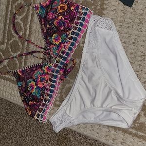 Adorable bathing suit Extra large top small bottoms that run big